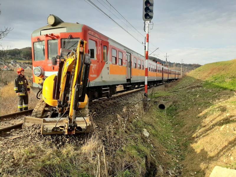 ynica-Zdrój: Zderzenie pociągu osobowego z koparką - fot. KMPSPS Nowy Sącz