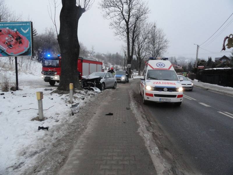 Na ul. Kraszewskiego samochód osobowy wypadł z drogi - fot. KMPSP Nowy Sącz