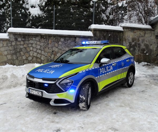 Nowy radiowóz na parkingu przy komisariacie w Krynicy - fot. KMP Nowy Sącz
