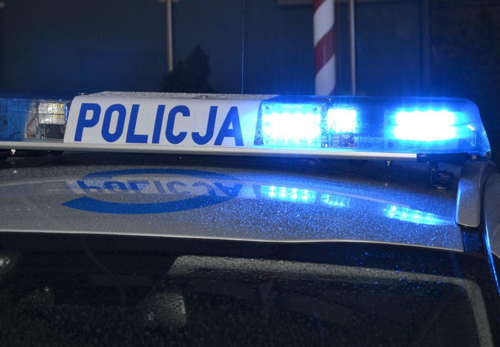 noc-fragment-dachu-radiowozu-z-wlaczona-lampa-blyskowa-1024x711