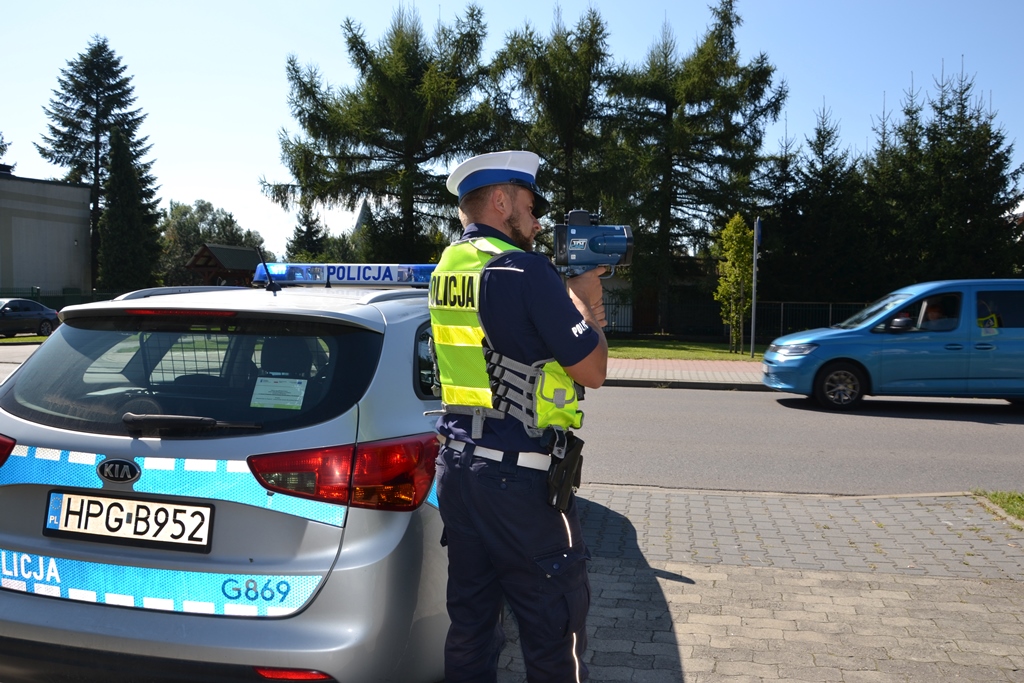 Policjant z laserowym miernikiem prędkości - fot. KMP Nowy Sącz