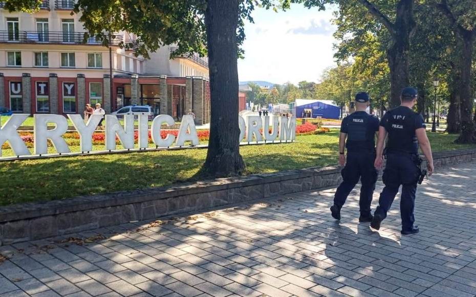 Umundurowaniu policjanci patrolują ulice w Krynicy -Zdroju