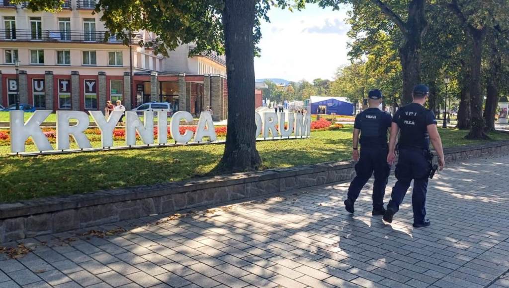 Umundurowaniu policjanci patrolują ulice w Krynicy -Zdroju
