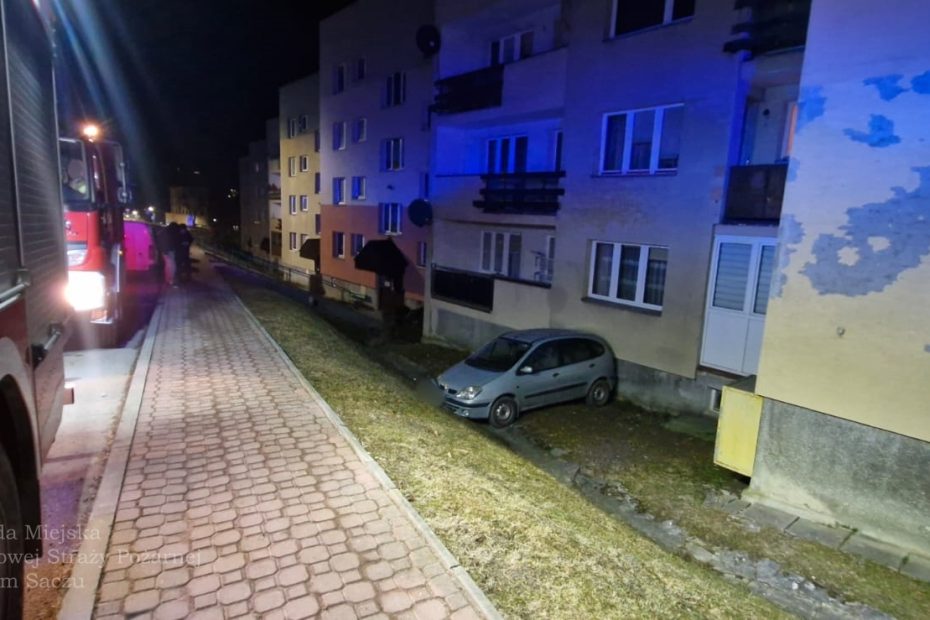 samochód uderzył w budynek