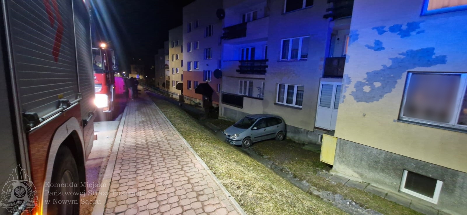 samochód uderzył w budynek