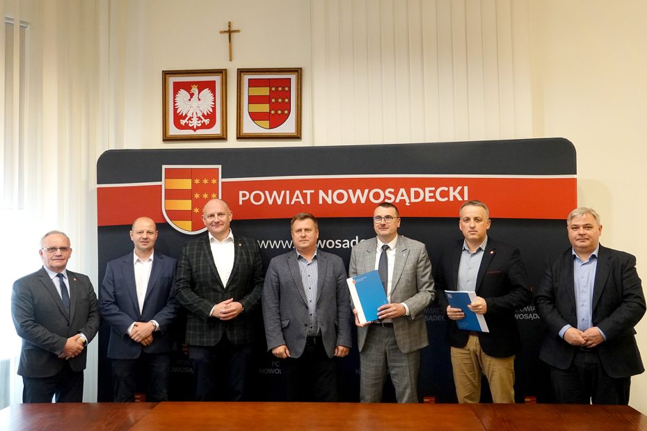 Pospisanie umowy w starostwie powiatowym w nowym sączu