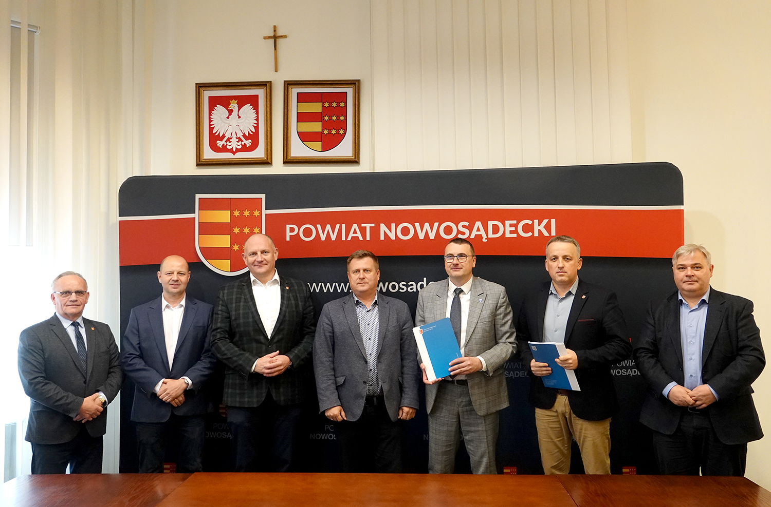 Pospisanie umowy w starostwie powiatowym w nowym sączu