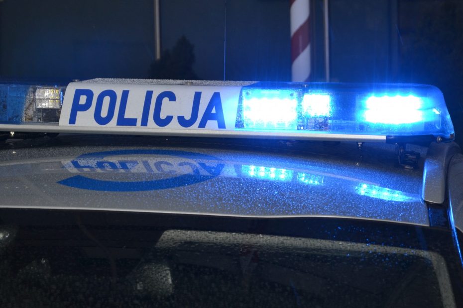 noc-fragment-dachu-radiowozu-z-wlaczona-lampa-blyskowa-2048x1421