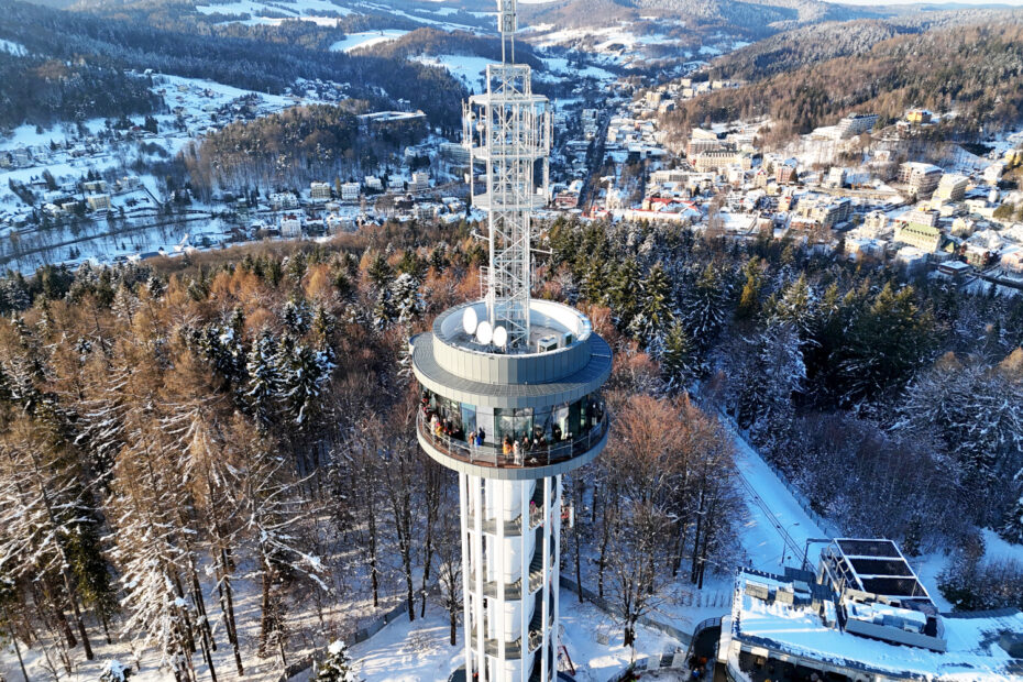 Wieża widokowa na Górze Parkowej w tle Krynica