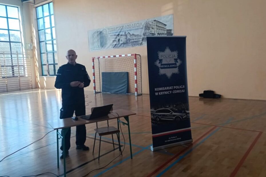 Komendant Komisariatu w Krynicy-Zdroju podczas prelekcji