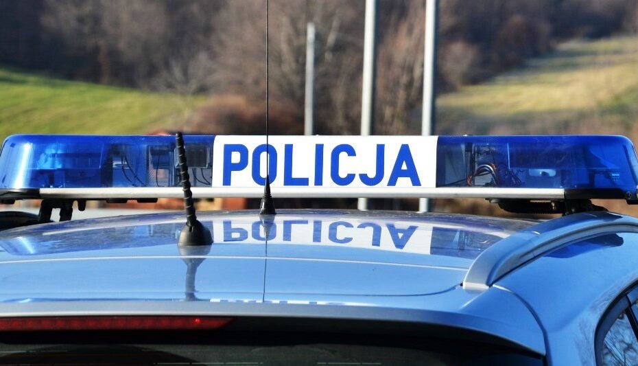 dach radiowozu z lampą błyskową z napisem policja