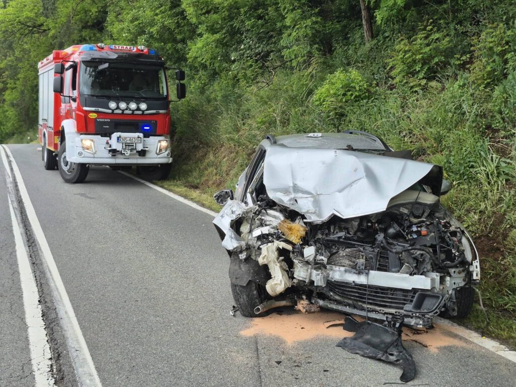 Uszkodzony samochód osobowy marki citroen po czołowym zderzeniu z autobusem w Andrzejówce.