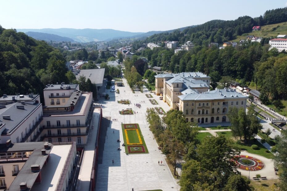 Deptak w Krynicy-Zdroku widok z drona