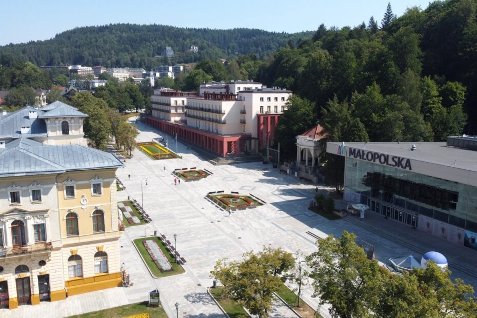 Krynicki Deptak z widokiem na Stary Dom Zdrojowy i Pijalnie Główna