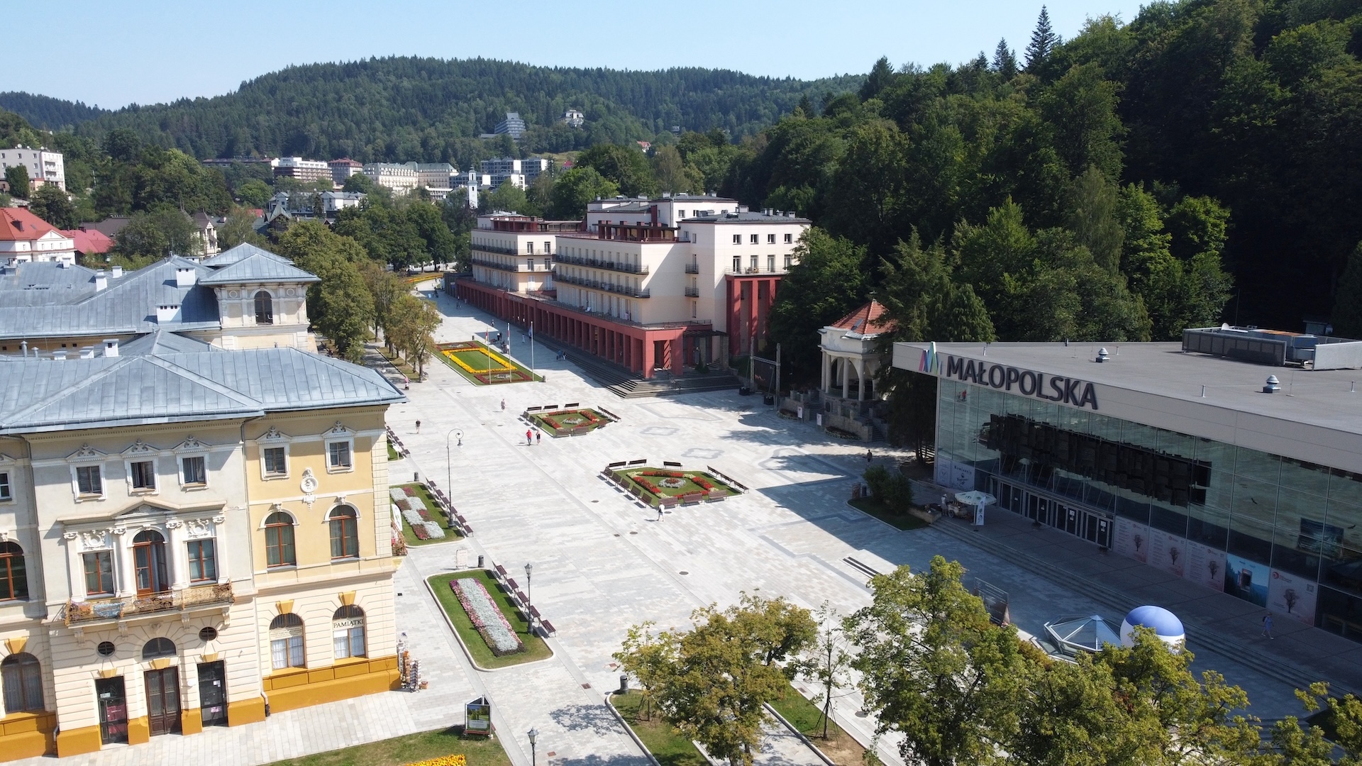 Krynicki Deptak z widokiem na Stary Dom Zdrojowy i Pijalnie Główna