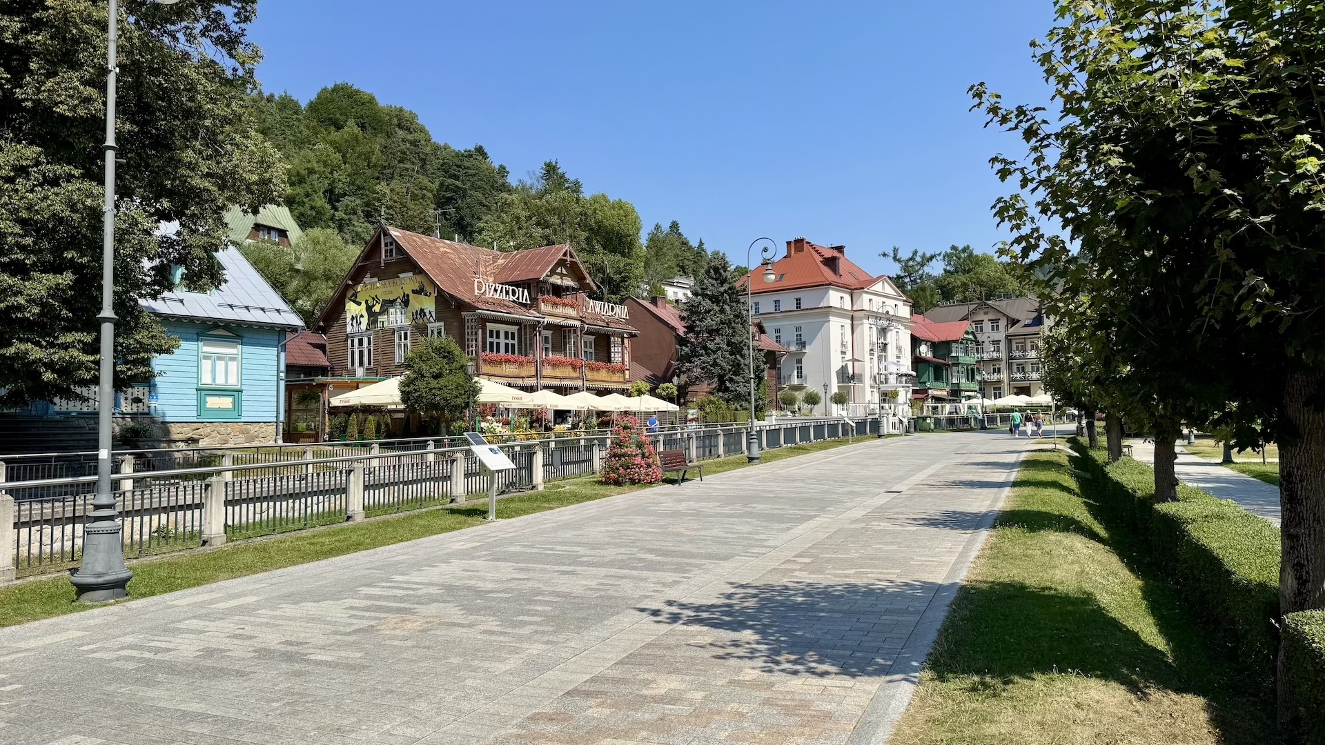 Krynicki deptak z widokiem na Muzeum Nikifora, pobliskie kawiarnie, restauracje i pensjonaty