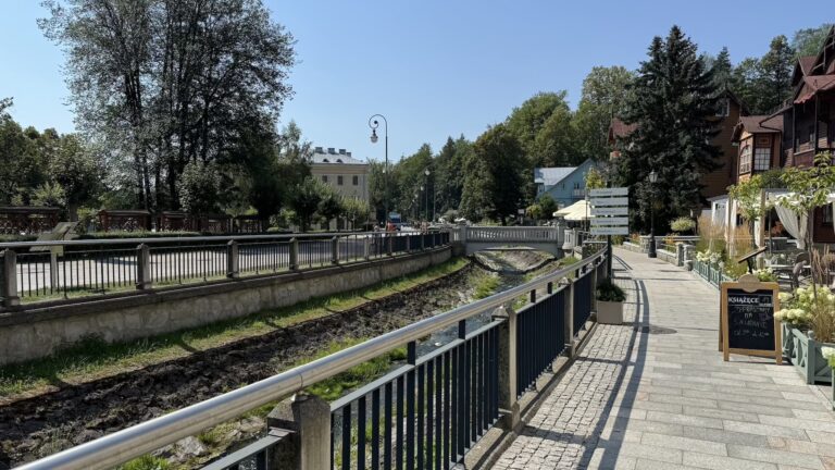 Potok Kryniczanka na deptaku.jpeg