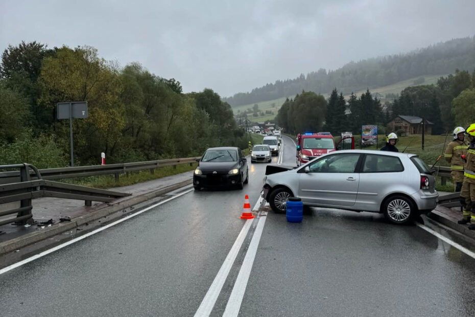 Samochód uderzył w barierę na DK75 w Nowej Wsi