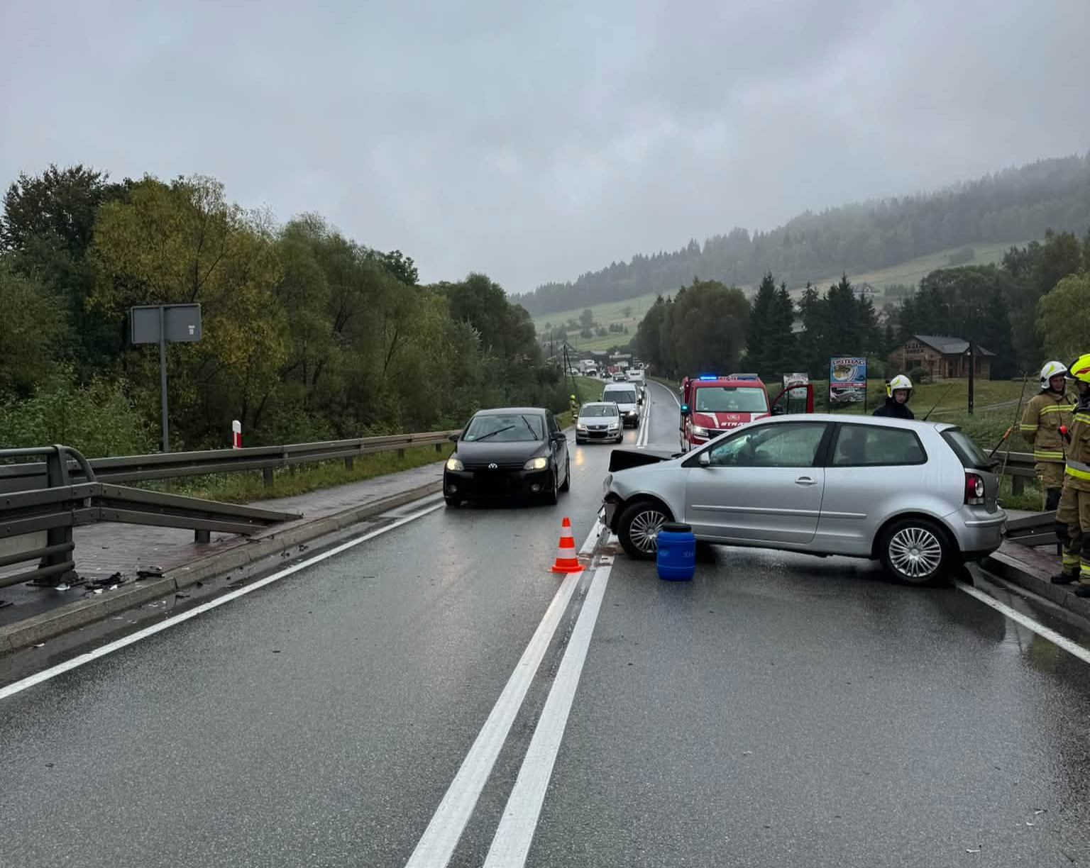 Samochód uderzył w barierę na DK75 w Nowej Wsi