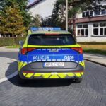 Radiowóz w okolicy szkoły