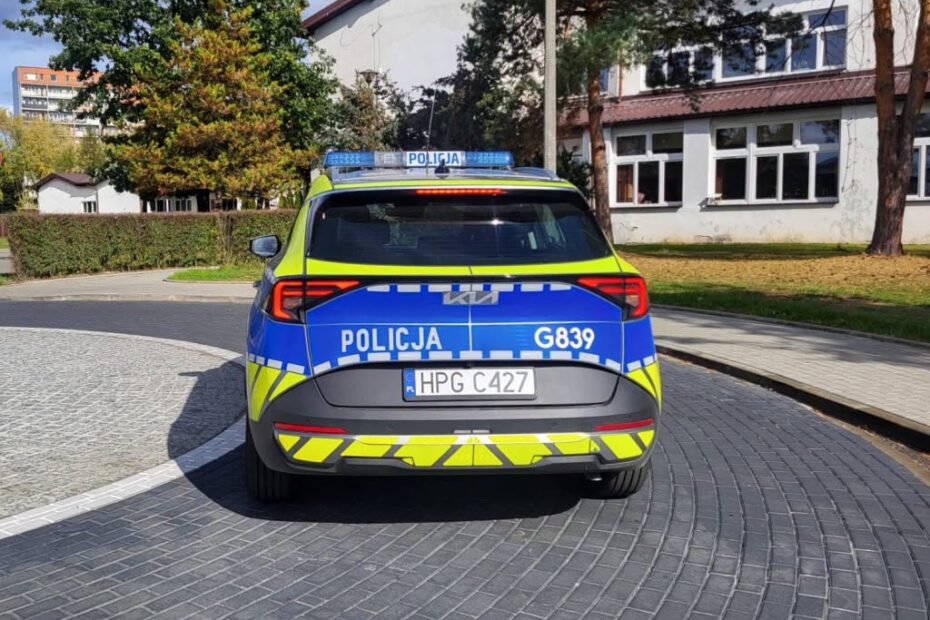 Radiowóz w okolicy szkoły