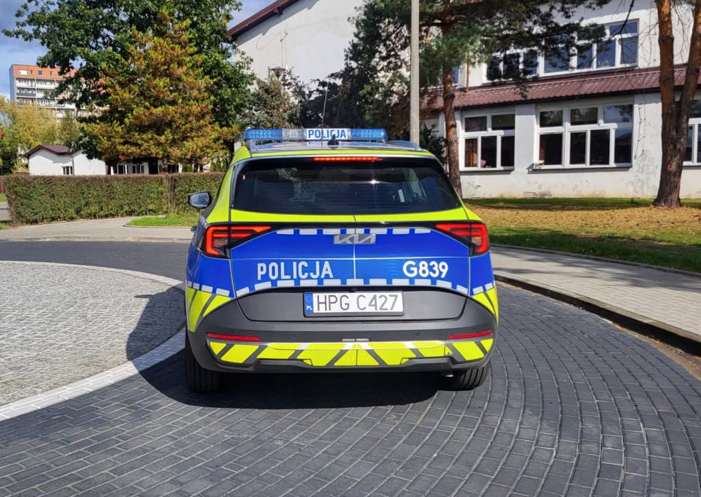 Radiowóz w okolicy szkoły